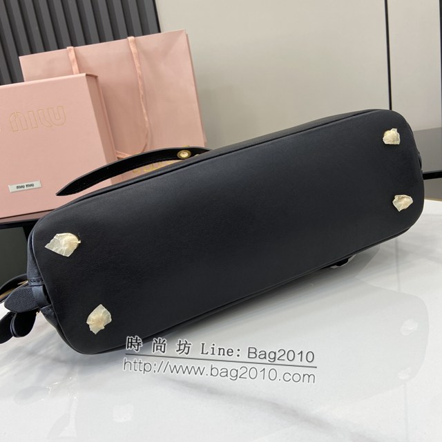 miumiu專櫃繆繆最新款爆款保齡球包原廠皮革手提包 jh2342型號：5bb168